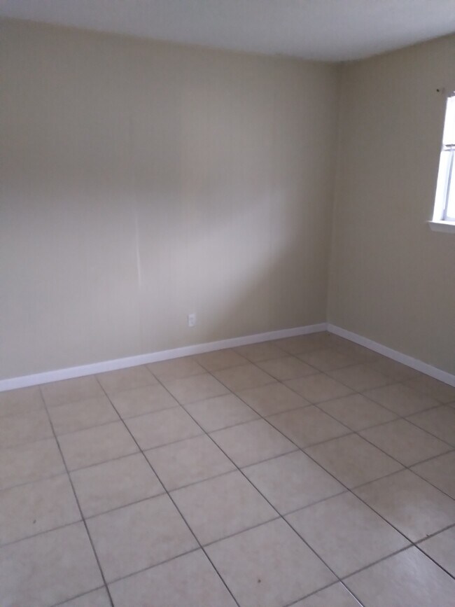 Building Photo - College Park Apartment