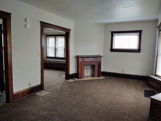 Building Photo - 305 College Ave