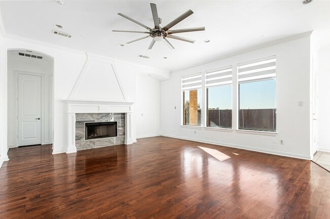 Building Photo - 2000 Le Mans Dr