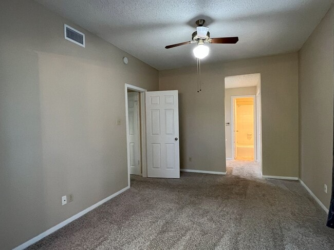 Building Photo - Wonderful 2/2 in Perfect Far West Location