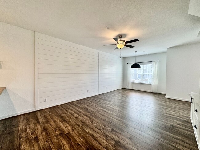 Building Photo - Practically New & Available May 1st! Luxur...