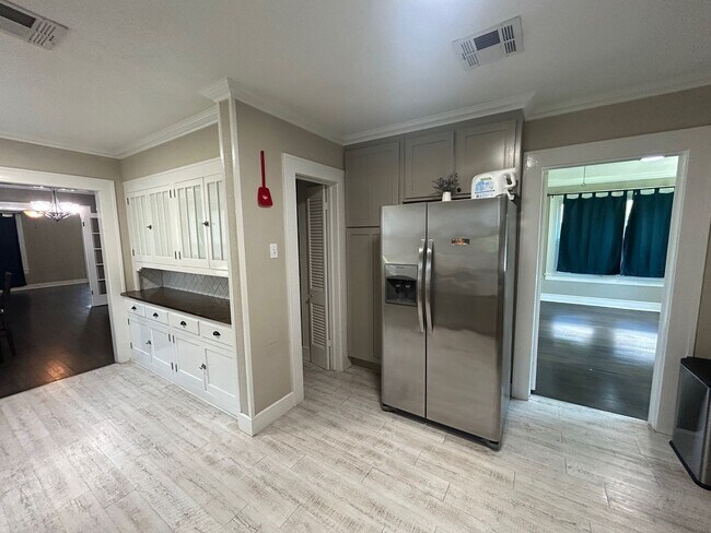 Building Photo - Spacious Corner Lot Charm