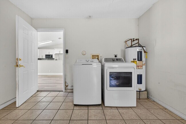 Building Photo - 16971 Mayfair Dr E