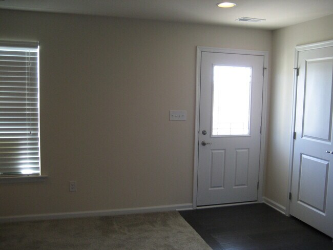 Building Photo - 360 Spring Hill Pl