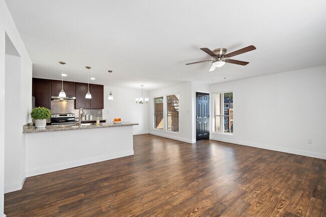 Building Photo - $500 OFF? Yes, Please! Find Your New Home Today!