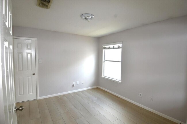 Building Photo - 6330 Bennington Springs Dr