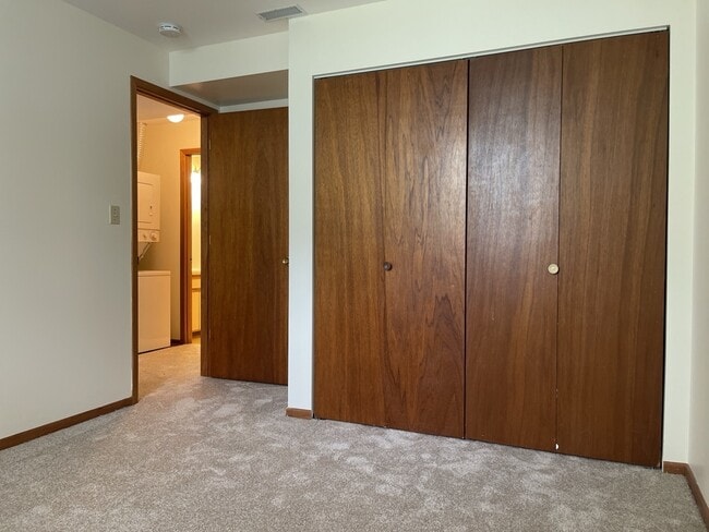 Building Photo - 350 College St