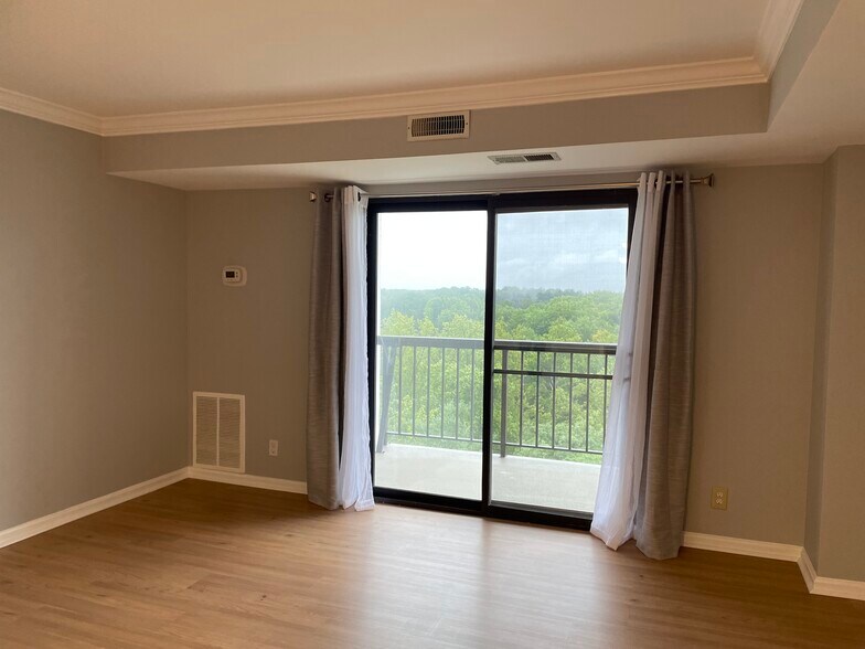 Living room - 3800 Powell Ln