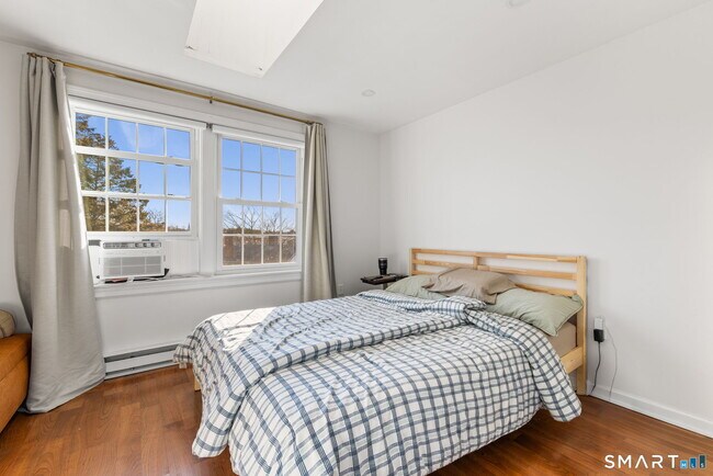 Building Photo - 133 Main St