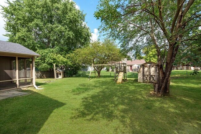 Building Photo - Sweet 4 Bedroom 2.5 Bath Home in Great Fishers Location Within Walking Distance to the Nickel Pla...