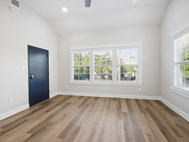 Building Photo - 1904 Calumet St