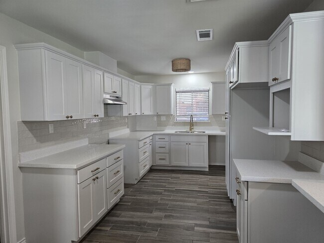 Building Photo - 211 Esperanza Dr