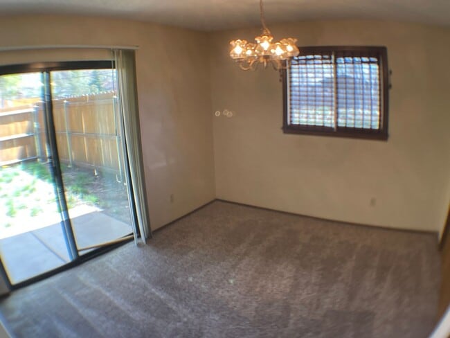 Building Photo - Super End unit Townhouse!!