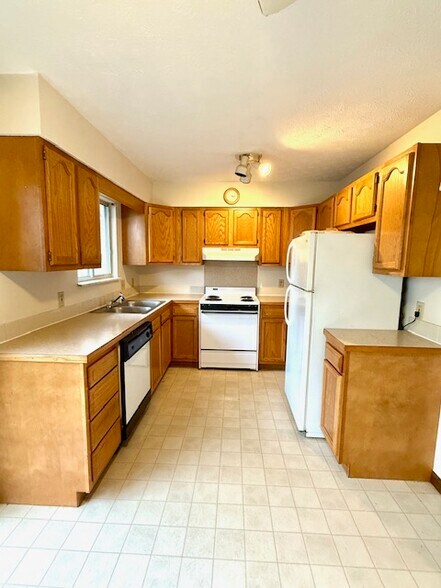 Building Photo - 6247 Amanda Dr