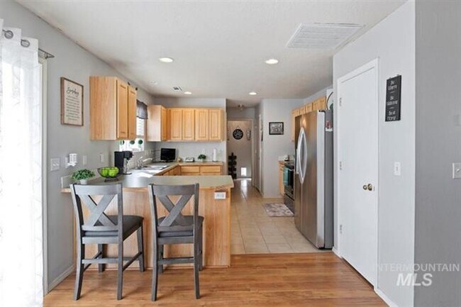 Building Photo - 3bed, 2.5bath, 2031sq.ft. home in South Nampa