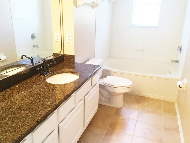 Building Photo - Beautiful 3 bedroom 2 Bath Townhome