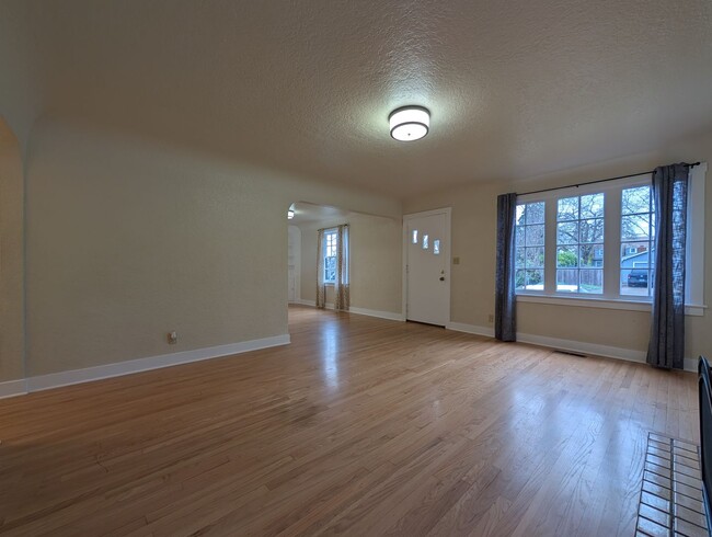 Building Photo - Fantastic 4-Bedroom, 2-Bath Home In Eugene...