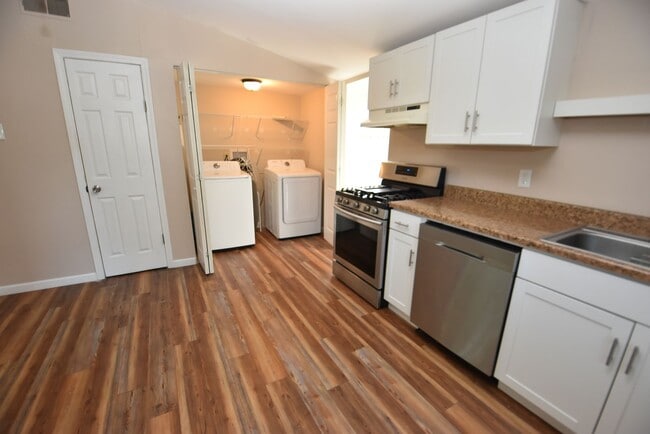 Building Photo - 4 bedroom 2 bath home close to UP Mall