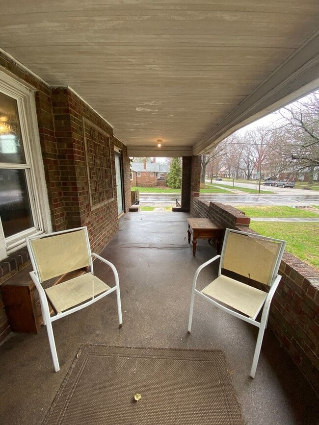 Building Photo - Spacious 3 Bedroom Home w/ 3 Full Baths
