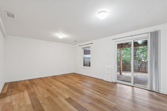 Building Photo - Great Location for schools, shopping and d...