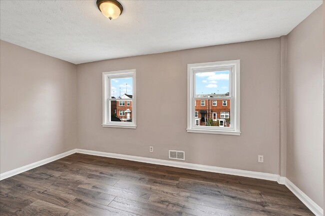 Building Photo - Charming, renovated 2 Bed, 1.5 Bath, rowho...