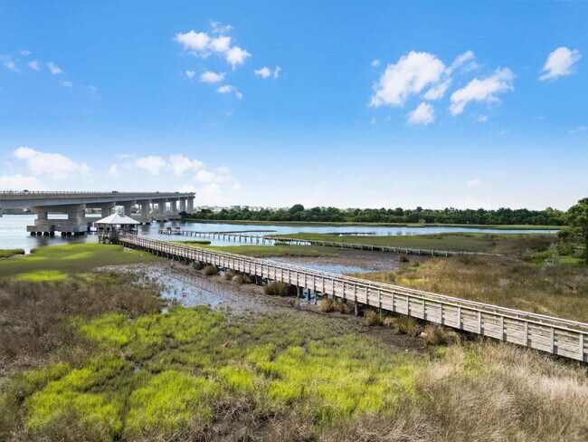 Building Photo - Coastal Comfort Awaits: Spacious 3-Bed, 3-Bath Townhouse in Surf City!