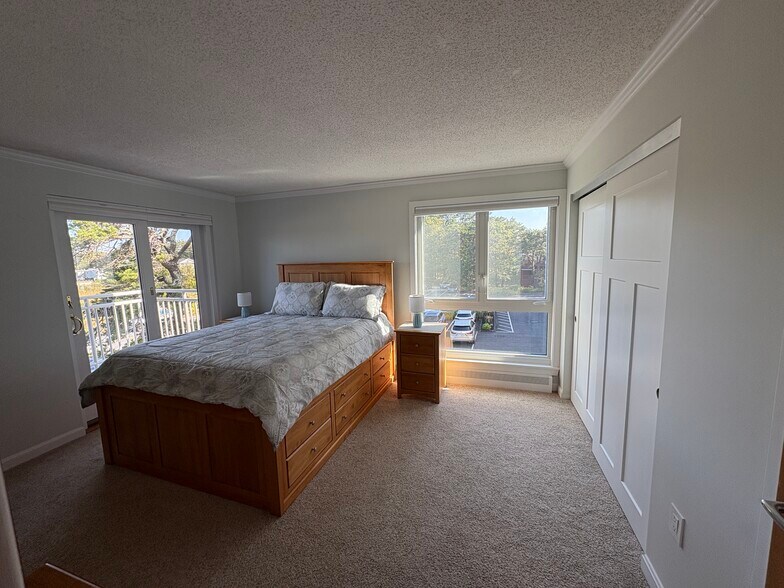 Queen BR - 219 E Grand Ave