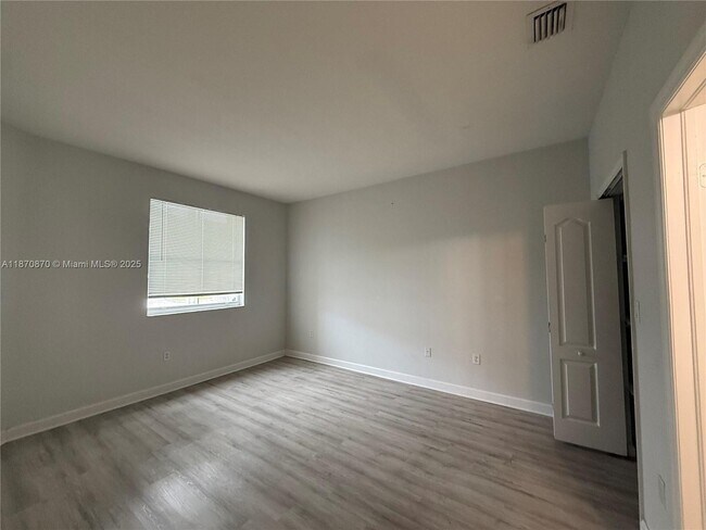 Building Photo - 1666 SE 27th Ct
