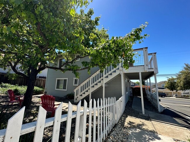 Building Photo - Top Floor of Benicia Duplex