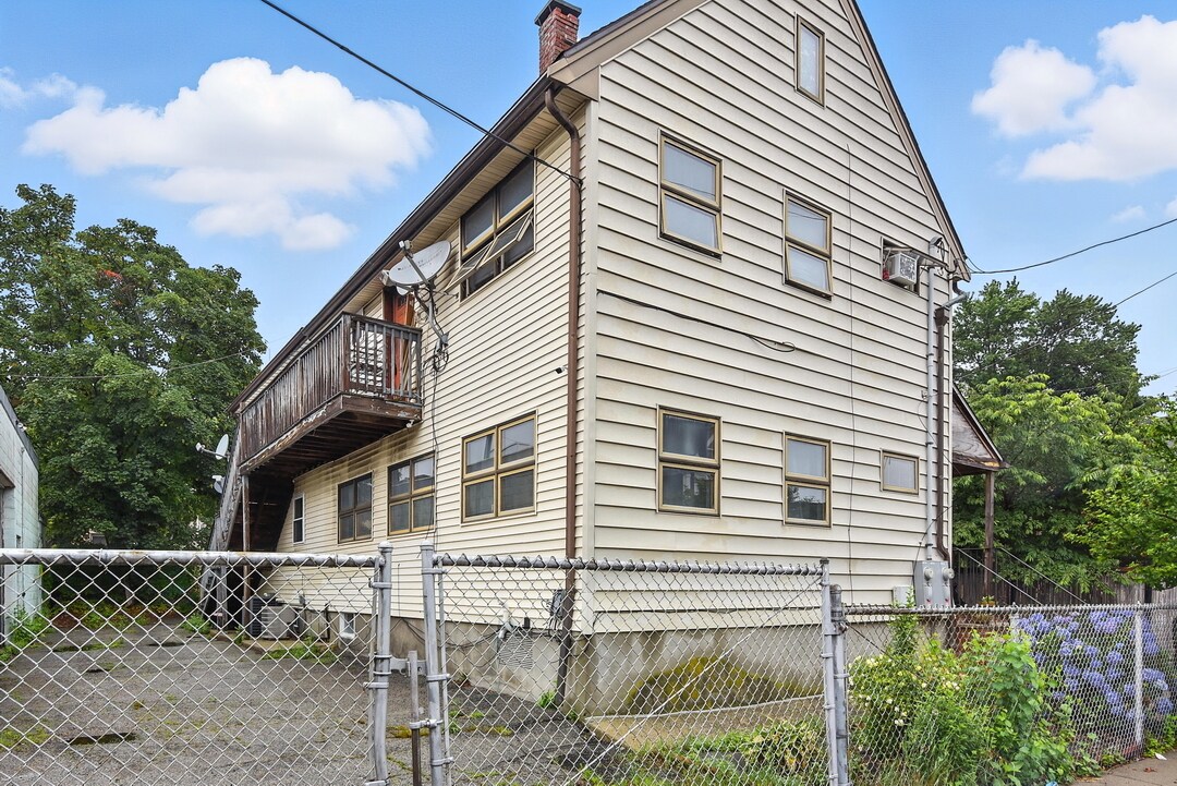 Building Photo - 12 Fenton St