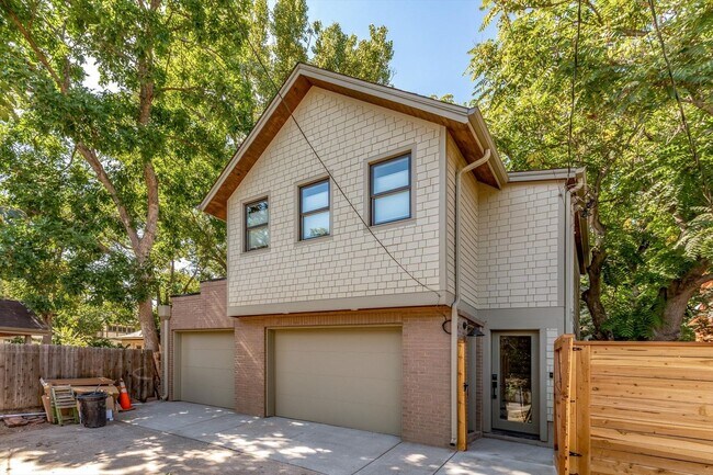 Building Photo - One Bedroom furnished ADU/apartment in The Highlands.