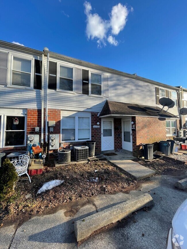 Building Photo - 2 BED 1 BATH 1ST FLOOR APARTMENT