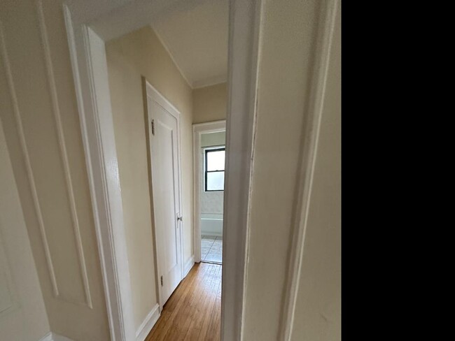 Building Photo - 1 bedroom in Chicago IL 60610