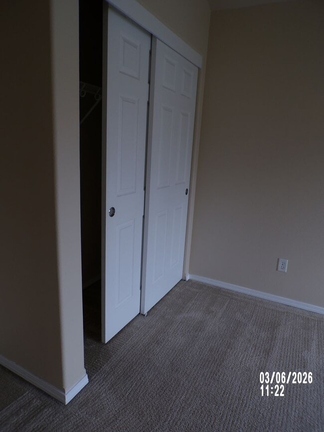 Building Photo - Newly remodeled Meadows Townhome