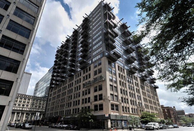 Primary Photo - 565 W Quincy St