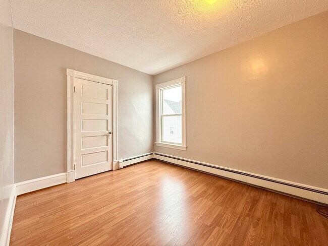 Building Photo - 603 Silver St