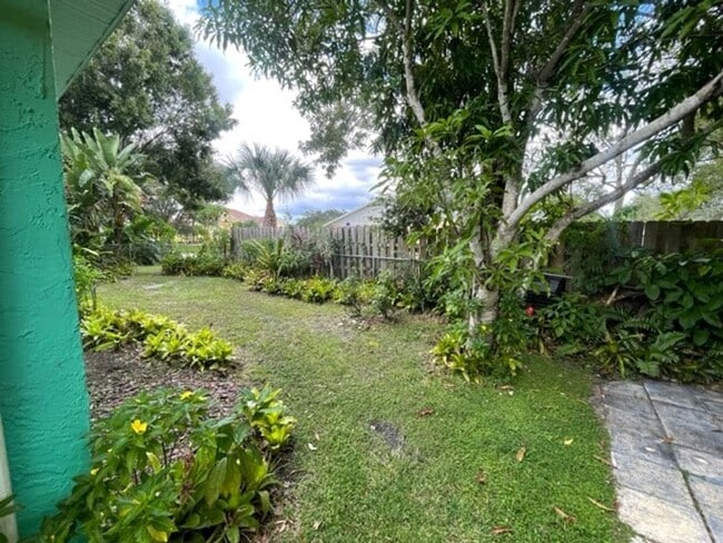 Building Photo - 356 Pipit St NE