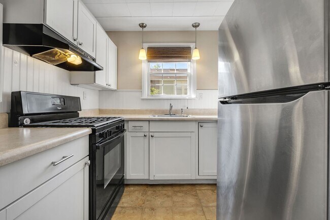 Building Photo - Charming Midtown Apartment