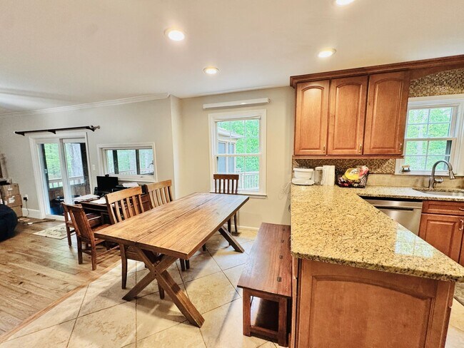 Building Photo - BEAUTIFUL AND PRIVATE LAKE RIDGE HOME