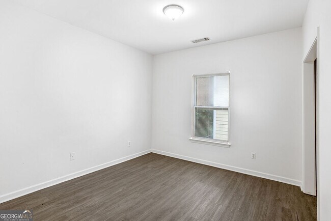 Building Photo - 2145 Hollywood Dr NW