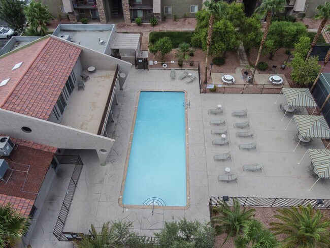 Building Photo - 2nd floor unit in upscale guard gated SW complex near Strip