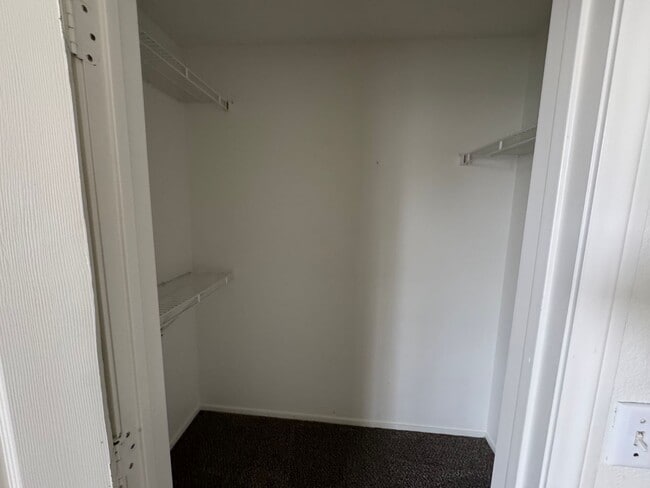 Building Photo - Awesome Three bedroom 2 1/2 townhouse in a gated community