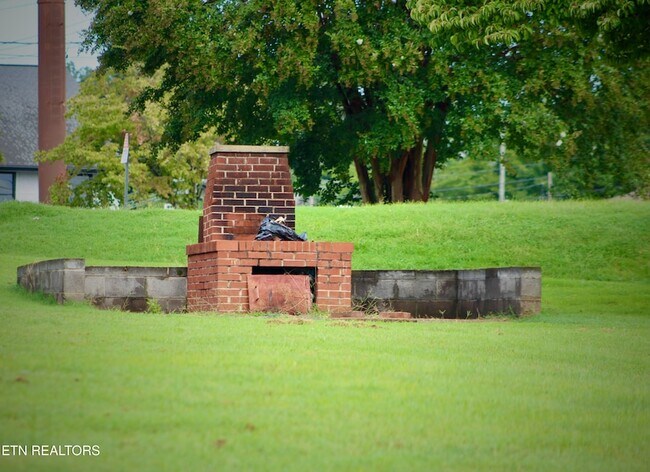 Building Photo - 112 McMahan Rd