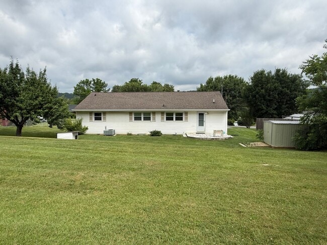 Building Photo - 3/2 bath home - Town Acres School District!