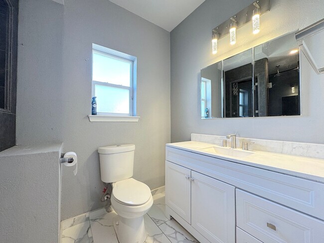 Building Photo - Gorgeous 5bed/3bath Refrig A/C with 2 Master Bedrooms!