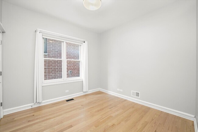Building Photo - 2850 N Burling St
