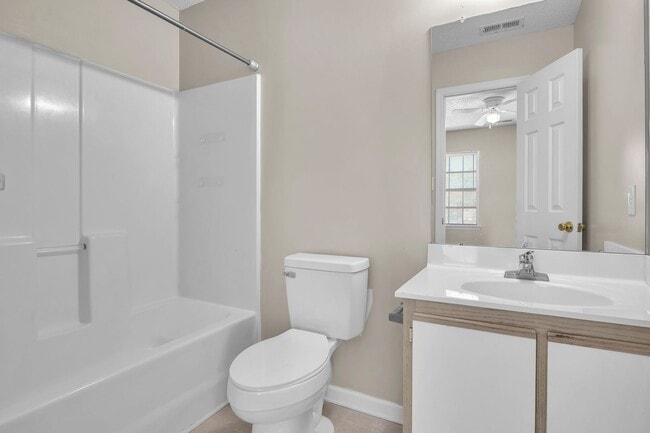 Building Photo - 2 Bed 2.5 Bath Townhome