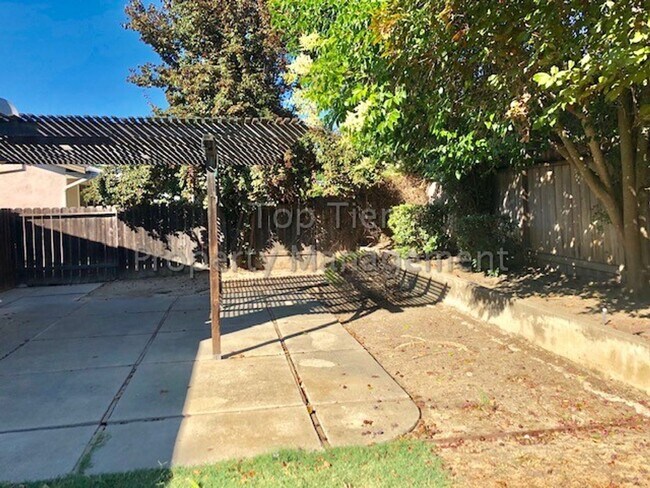 Building Photo - 3 Bd/2 Ba (plus office), 1496 sf ranch-sty...