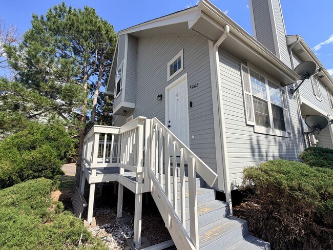 Building Photo - Open and Bright Corner Unit