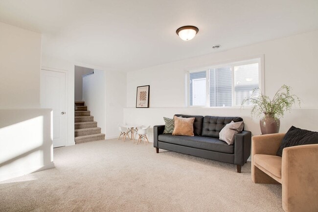 Building Photo - 3 Bed 3 Bath Single Family Home